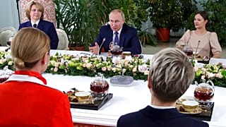 Путин пока не собирается вводить в России военное положение