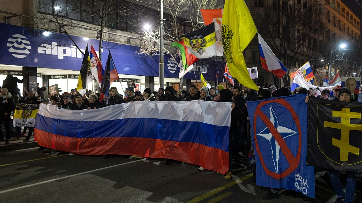 Unas personas sostienen una bandera rusa durante una manifestación de apoyo a Rusia en Belgrado, Serbia, el  4 de marzo de 2022. 