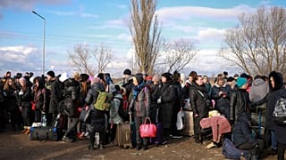 Πρόσφυγες από την Ουκρανία περνούν στη Μολδαβία