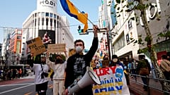 Manifestantes gritan consignas portando banderas y pancartas durante una marcha para denunciar la invasión rusa en Ucrania, en Tokio, el 5 de marzo de 2022. 