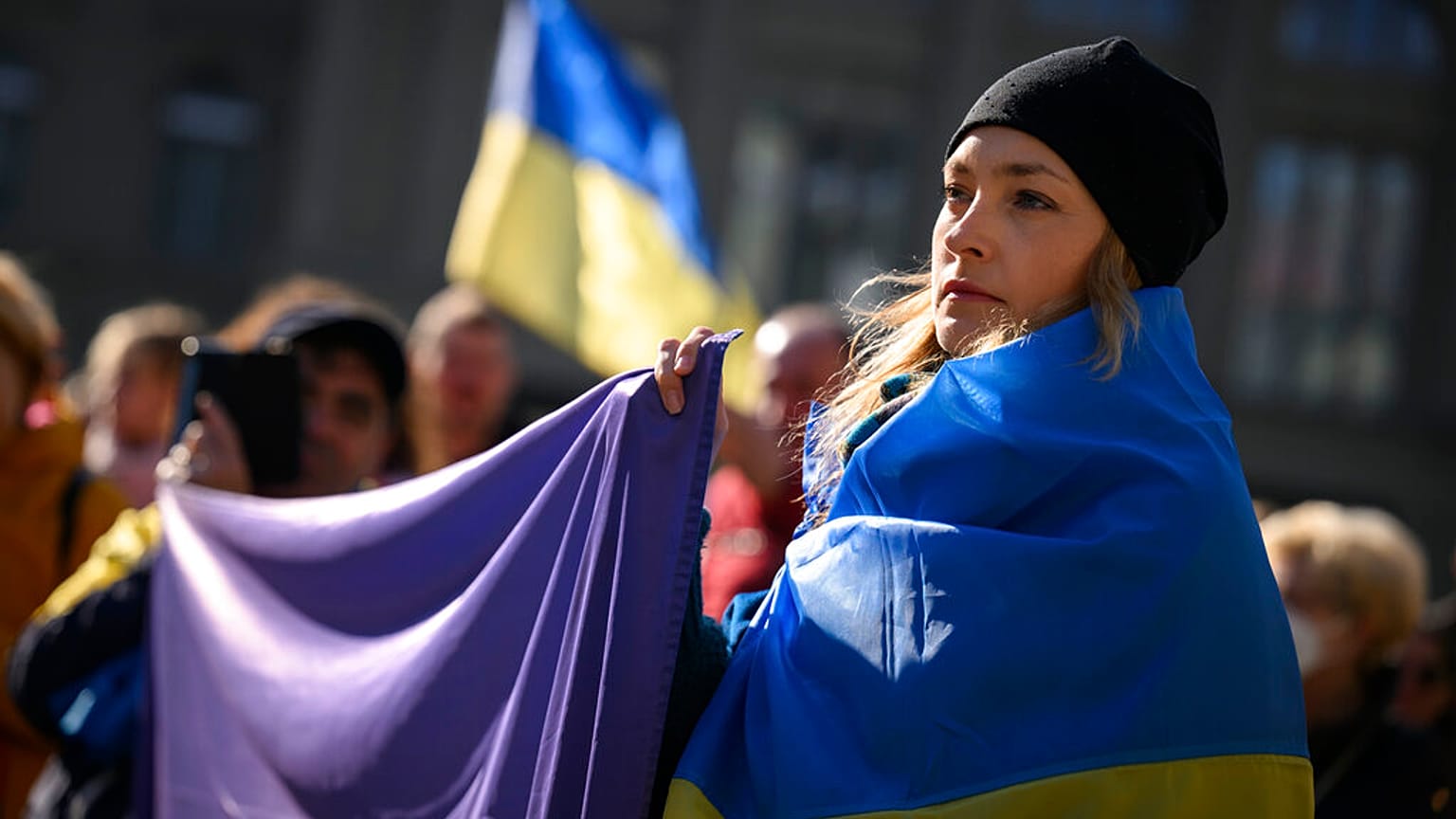 Onda de solidariedade com a Ucrânia invade a Europa