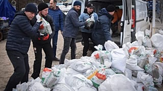 Voluntarios cargan sacos de arena para construir barricadas en Odesa, Ucrania, el 5 de marzo de 2022.