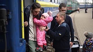 Αμυντικά έργα στήνουν οι πολίτες σε Οδησσό και Λβιβ