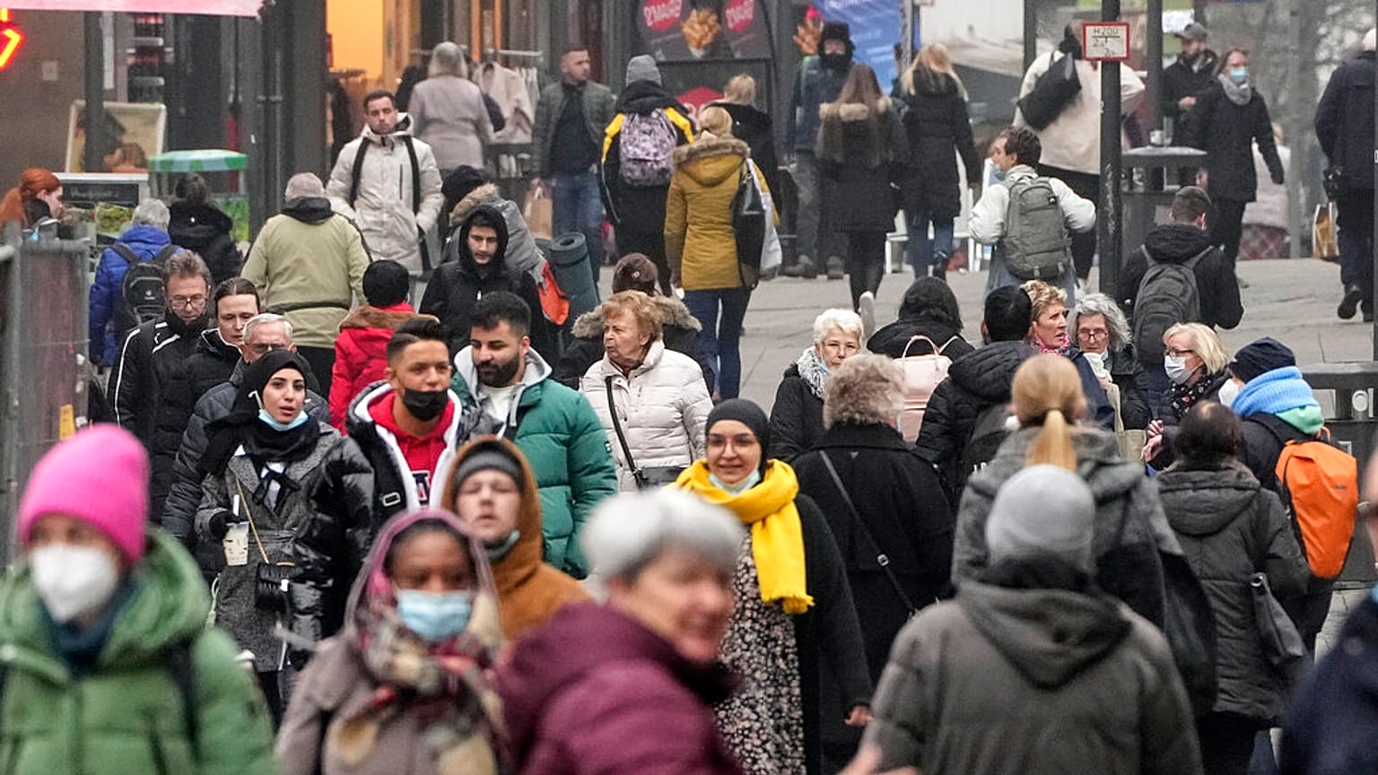 Menschen mit und ohne Maske in Essen in Deutschland