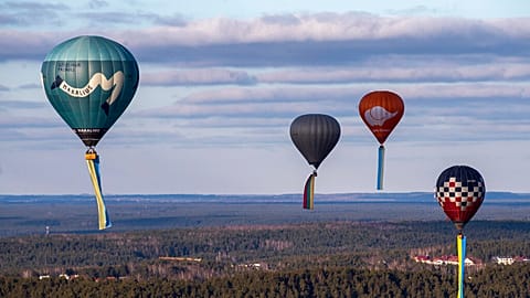 Acht Ballons machten sich in Vilnius auf den Weg zur russischen Botschaft, kamen dort aber nicht an