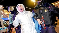 Ein festgenommener Demonstrant in Sankt Petersburg 