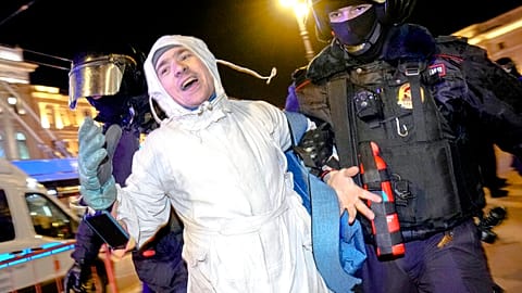 Ein festgenommener Demonstrant in Sankt Petersburg 