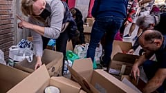 Guissona no es el único lugar de donde sale la ayuda humanitaria española hacia Ucrania. Voluntarios en todas partes del país empacan productos donados en Madrid, por ejemplo.