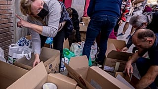 Guissona no es el único lugar de donde sale la ayuda humanitaria española hacia Ucrania. Voluntarios en todas partes del país empacan productos donados en Madrid, por ejemplo.