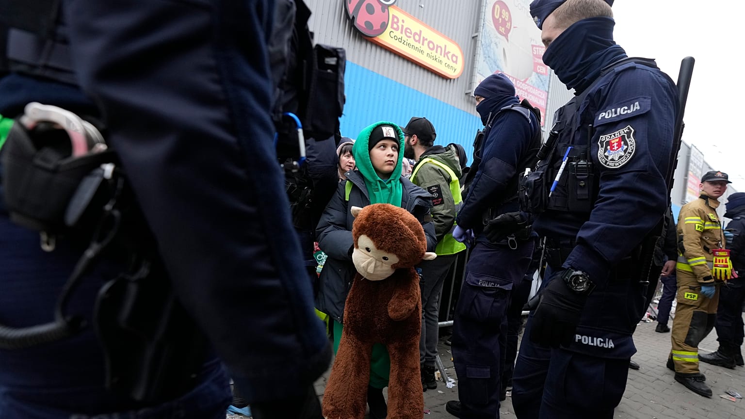 Ein ukrainischer Flüchtlingsjunge mit polnischen Polizisten