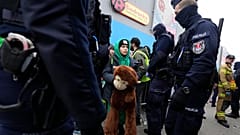 Ein ukrainischer Flüchtlingsjunge mit polnischen Polizisten