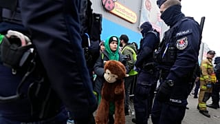 Ein ukrainischer Flüchtlingsjunge mit polnischen Polizisten