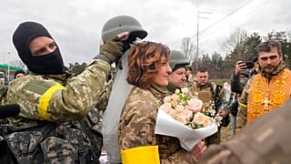 Ukrainian soldiers tie the knot at checkpoint on the outskirts of Kyiv