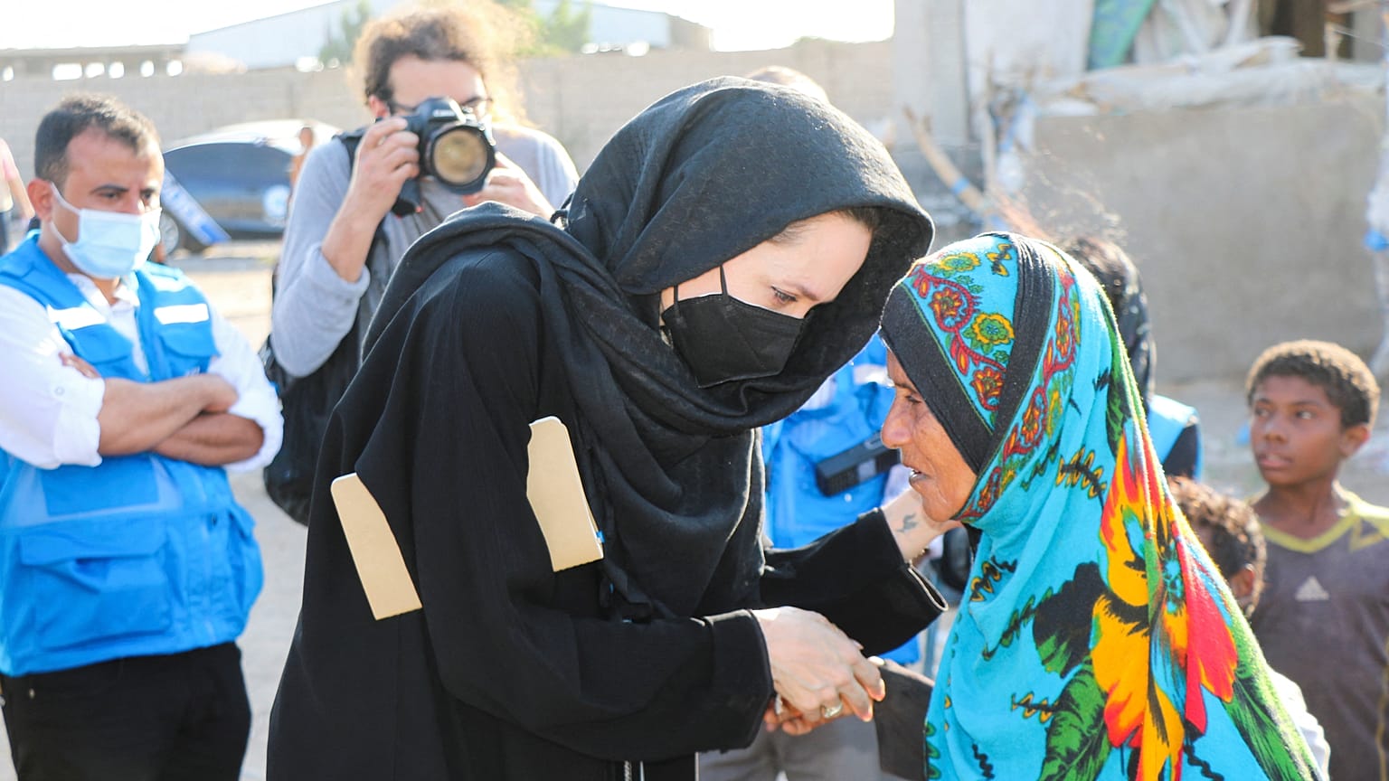 نجلينا جولي المبعوثة الخاصة لمفوضية الأمم المتحدة السامية لشؤون اللاجئين تصافح امرأة نزحت بسبب الحرب إلى محافظة لحج الجنوبية باليمن