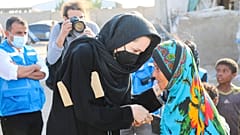 نجلينا جولي المبعوثة الخاصة لمفوضية الأمم المتحدة السامية لشؤون اللاجئين تصافح امرأة نزحت بسبب الحرب إلى محافظة لحج الجنوبية باليمن