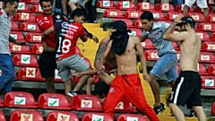 Pelea en las gradas entre hinchas de Querétaro y Atlas en un partido de la competeción mexicana