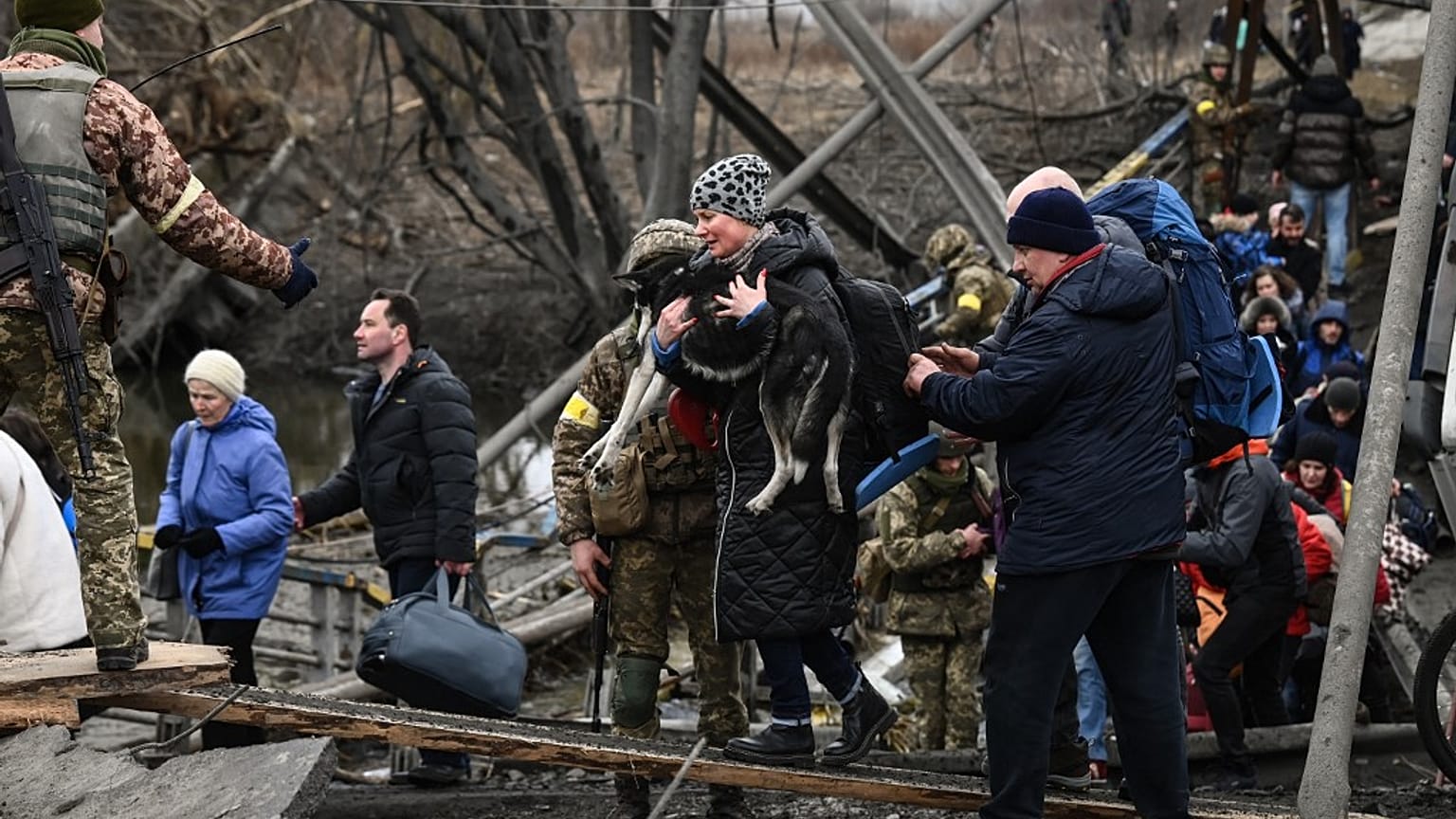 Residenti fra le macerie di Irpin, alle porte di Kyiv. Qui un'intera famiglia ha perso la vita mentre tentava la fuga