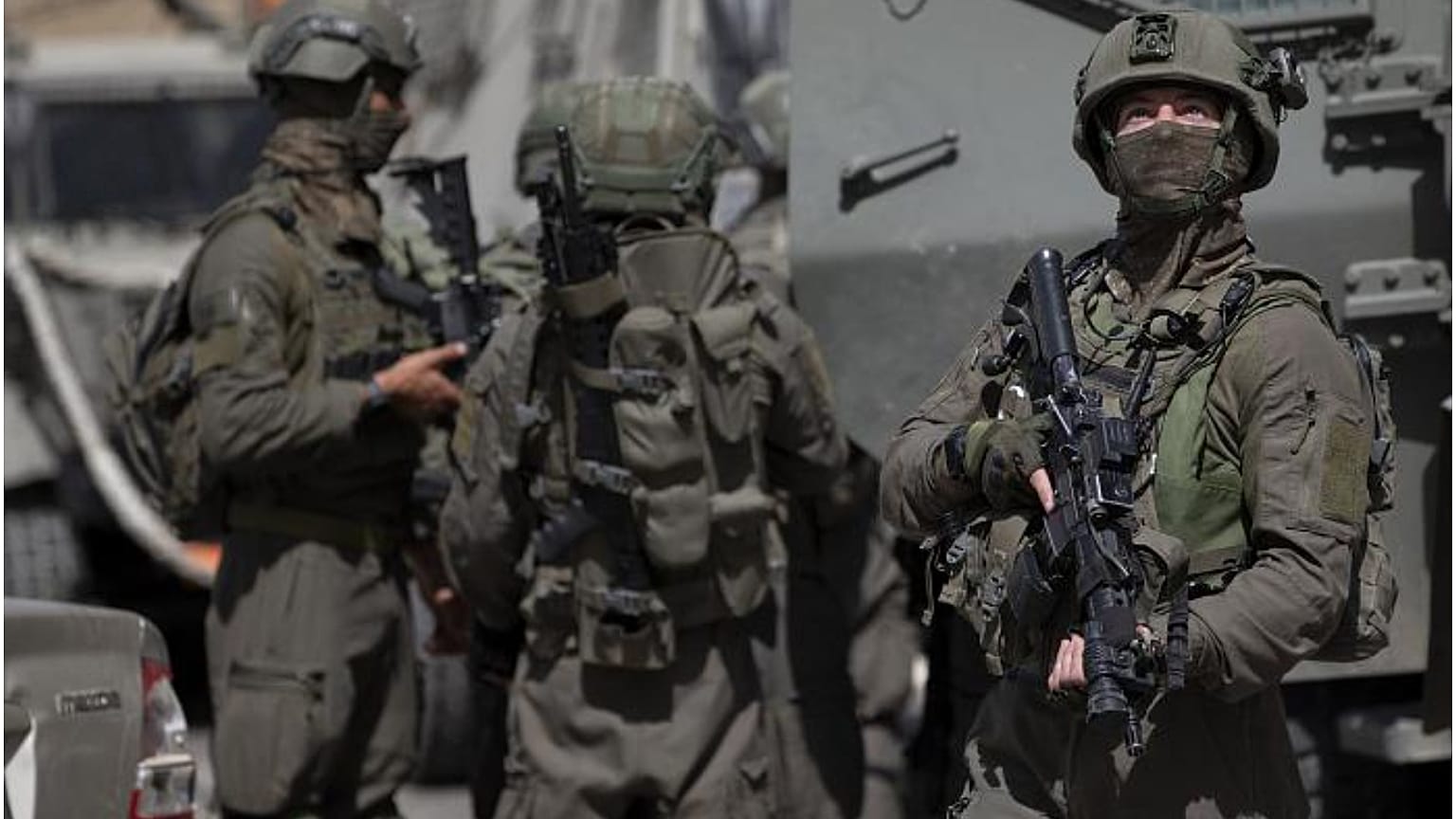  جنود إسرائيليون يبحثون عن مسلحين فلسطينيين مشتبه بهم في قرية عقربا بالقرب من مدينة نابلس بالضفة الغربية