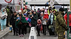 Des réfugiés ukrainiens fuyant la guerre traversent la frontière avec la Pologne