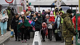 Des réfugiés ukrainiens fuyant la guerre traversent la frontière avec la Pologne