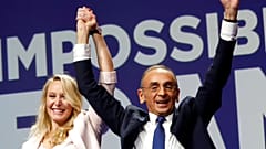Marion Maréchal, sobrina de Marine Le Pen, junto a Eric Zemmour en Tolón, Francia
