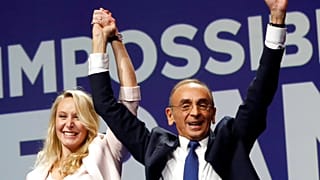Marion Maréchal, sobrina de Marine Le Pen, junto a Eric Zemmour en Tolón, Francia
