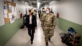 Die dänische Staatsministerin Mette Frederiksen bei einem Truppenbesuch im September 2020
