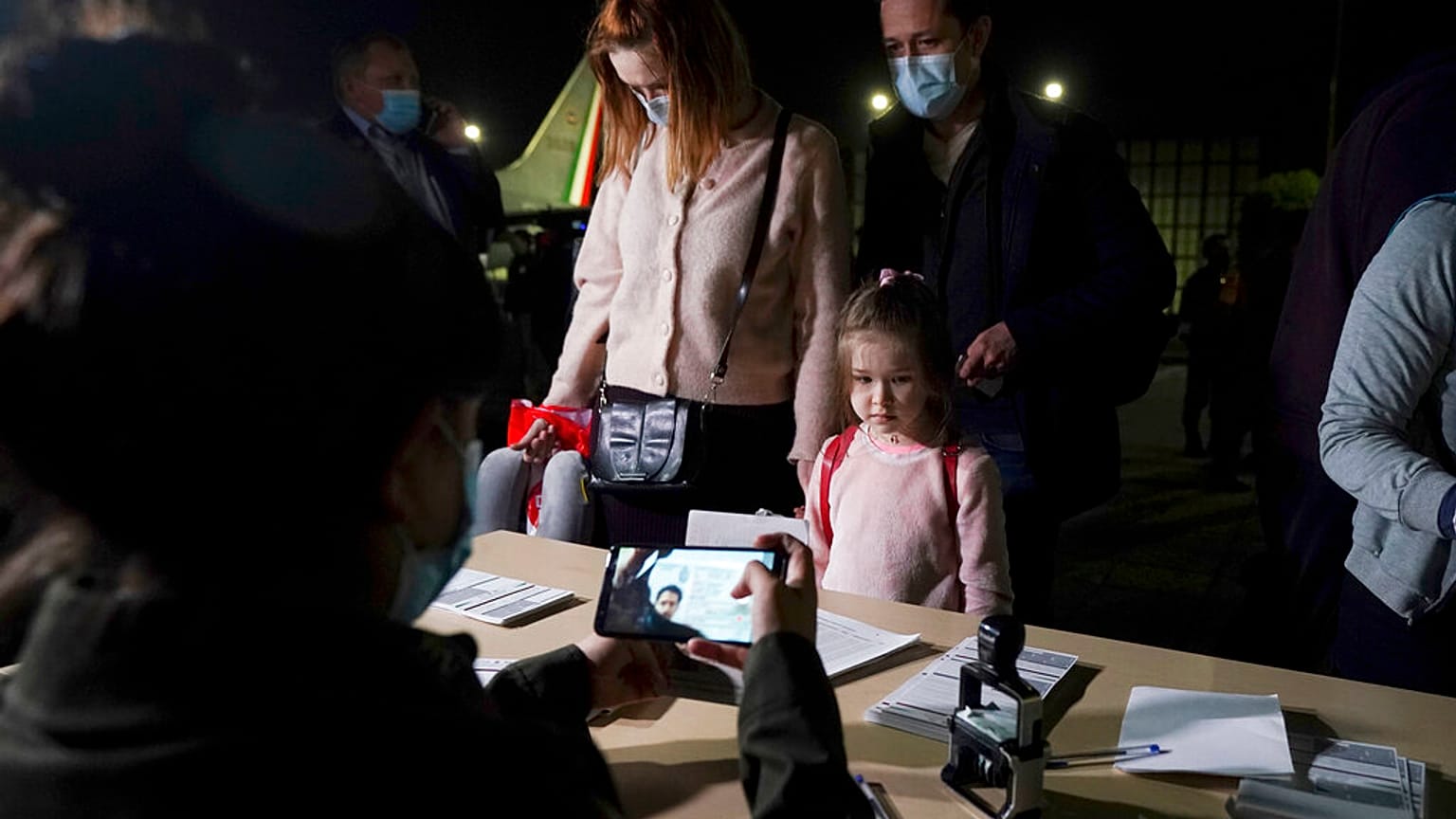 Las autoridades mexicanas revisan la documentación de los evacuados tras la invasión rusa de Ucrania