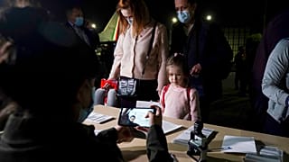 Las autoridades mexicanas revisan la documentación de los evacuados tras la invasión rusa de Ucrania