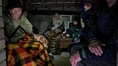 Eine Frau hält sich vor Kummer die Augen zu in einem Schutzbunker eines Wohnhauses in Kiew, 2. März 2022
