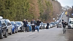 Ουρές αυτοκινήτων κατευθύνονται προς τα σύνορα με την Πολωνία κοντά στο Shehyni, στη δυτική Ουκρανία
