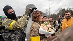 Hochzeit in Uniform an der Front in der Ukraine: "Wer weiß, was morgen ist"