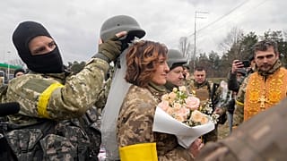 Soldados ucranianos casam na linha da frente em Kiev