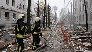 Пожарные тушат здание СБУ в Харькове.