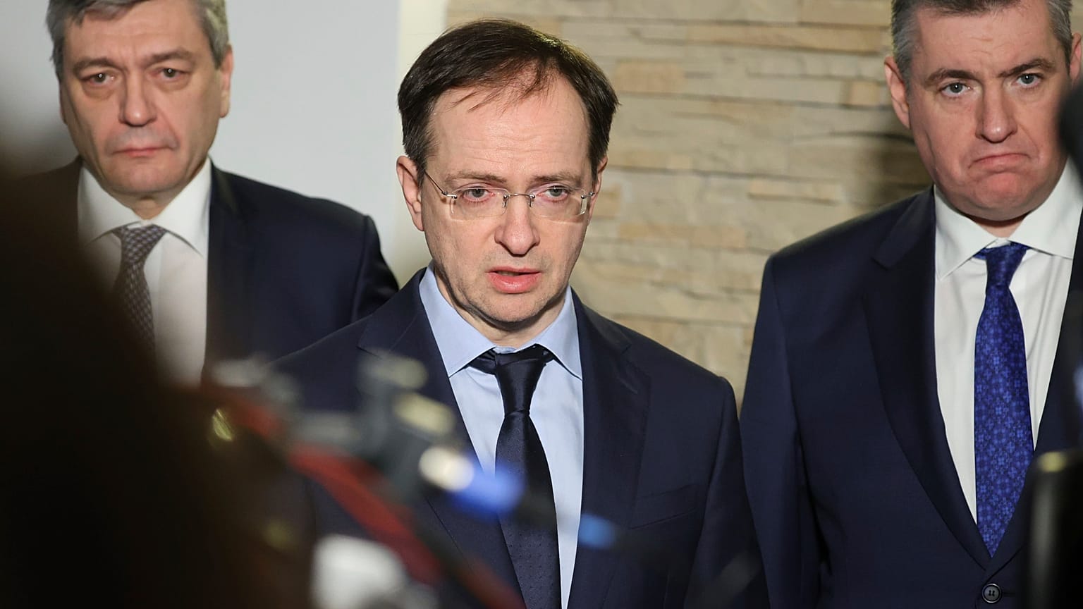 Der russische Unterhändler Wladimir Medinski (Bildmitte)