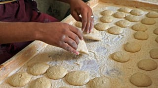 Una donna prepara il pane in Yemen - Sanaa, febbraio 2022