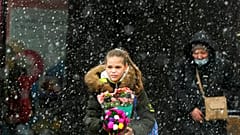 Una joven con un ramo de flores para celebrar el Día Internacional de la Mujer, 8/3/2022, Chisinau, Moldavia