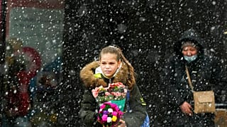 Una joven con un ramo de flores para celebrar el Día Internacional de la Mujer, 8/3/2022, Chisinau, Moldavia