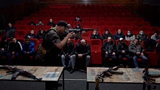 In Lwiw zeigt ein Ukrainer den Umgang mit einer Waffe