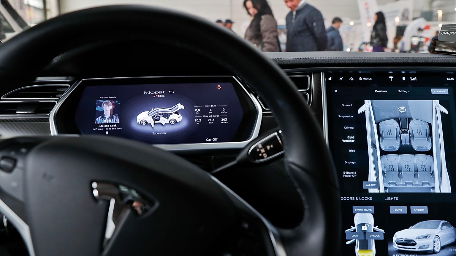 Otomotiv firması Tesla tarafından üretilen elektrikli aracın iç görünümü 