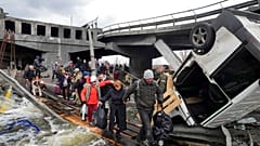 Menschen auf der Flucht in Irpin bei Kiew in der Ukraine