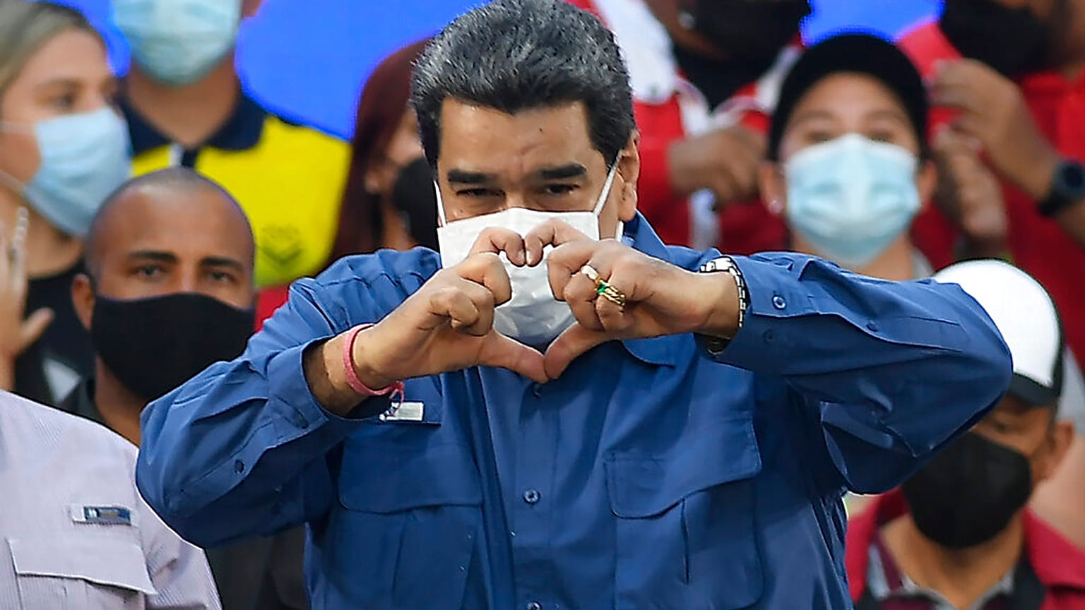 El presidente venezolano, Nicolás Maduro, hace un símbolo de corazón con las manos durante el Día de la Juventud en Caracas, Venezuela