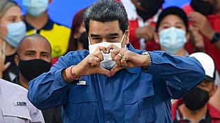 El presidente venezolano, Nicolás Maduro, hace un símbolo de corazón con las manos durante el Día de la Juventud en Caracas, Venezuela