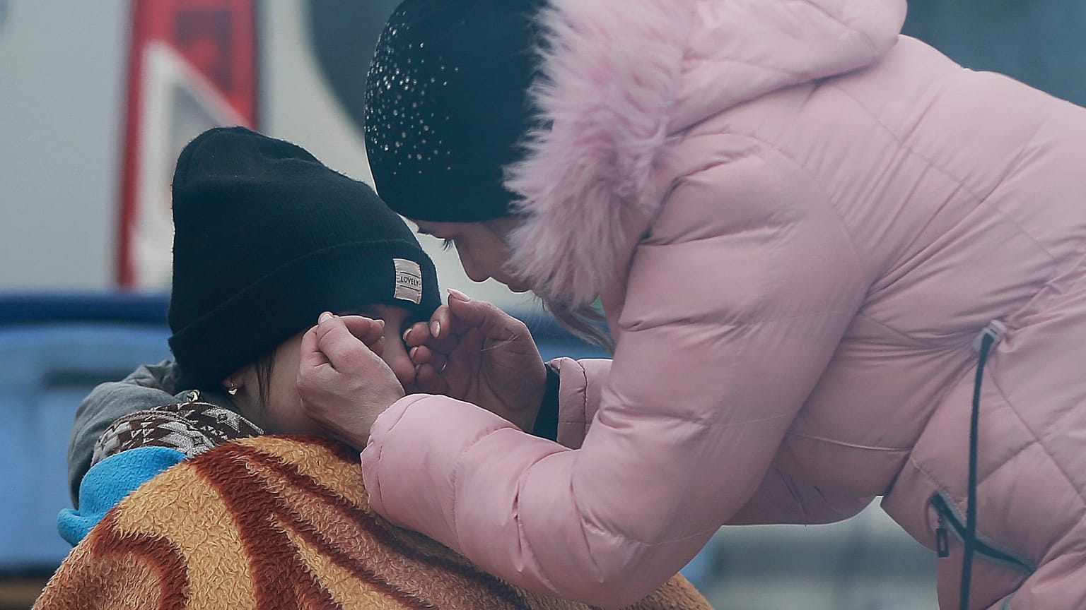 Une mère réfugiée essuie les larmes de sa fille