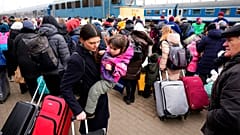 A 27 éves Polina Shulga és három éves lánya Záhonyban, a Budapest felé tartó vonathoz igyekeznek. Polina recepciós volt egy kijevi egészségügyi központban, onnan menekült el
