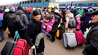 A 27 éves Polina Shulga és három éves lánya Záhonyban, a Budapest felé tartó vonathoz igyekeznek. Polina recepciós volt egy kijevi egészségügyi központban, onnan menekült el