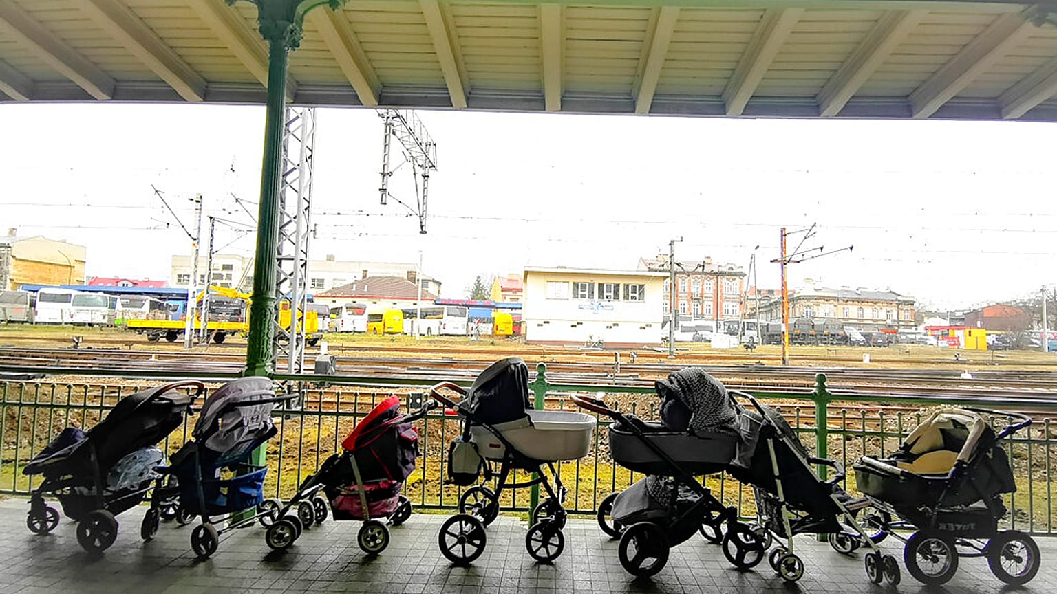 An der polnisch-ukrainischen Grenze in Medyka haben Menschen Kinderwagen für flüchtende Eltern abgestellt.