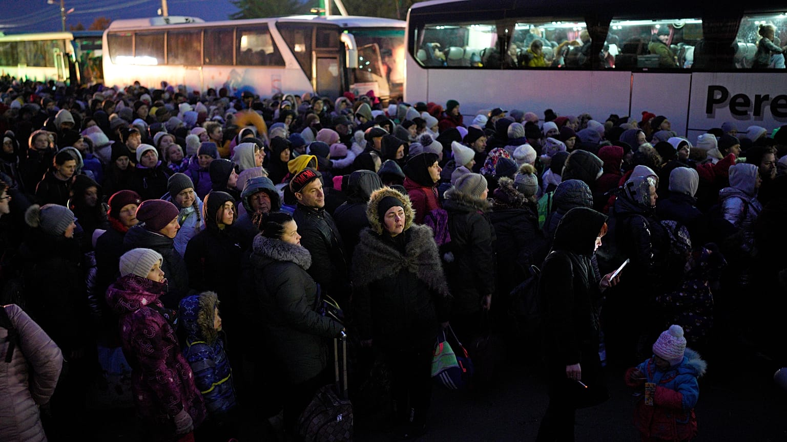 Des réfugiés ukrainiens près de la frontière polonaise depuis Shehyni en Ukraine, le 6 mars 2022