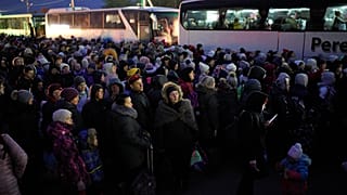 Des réfugiés ukrainiens près de la frontière polonaise depuis Shehyni en Ukraine, le 6 mars 2022