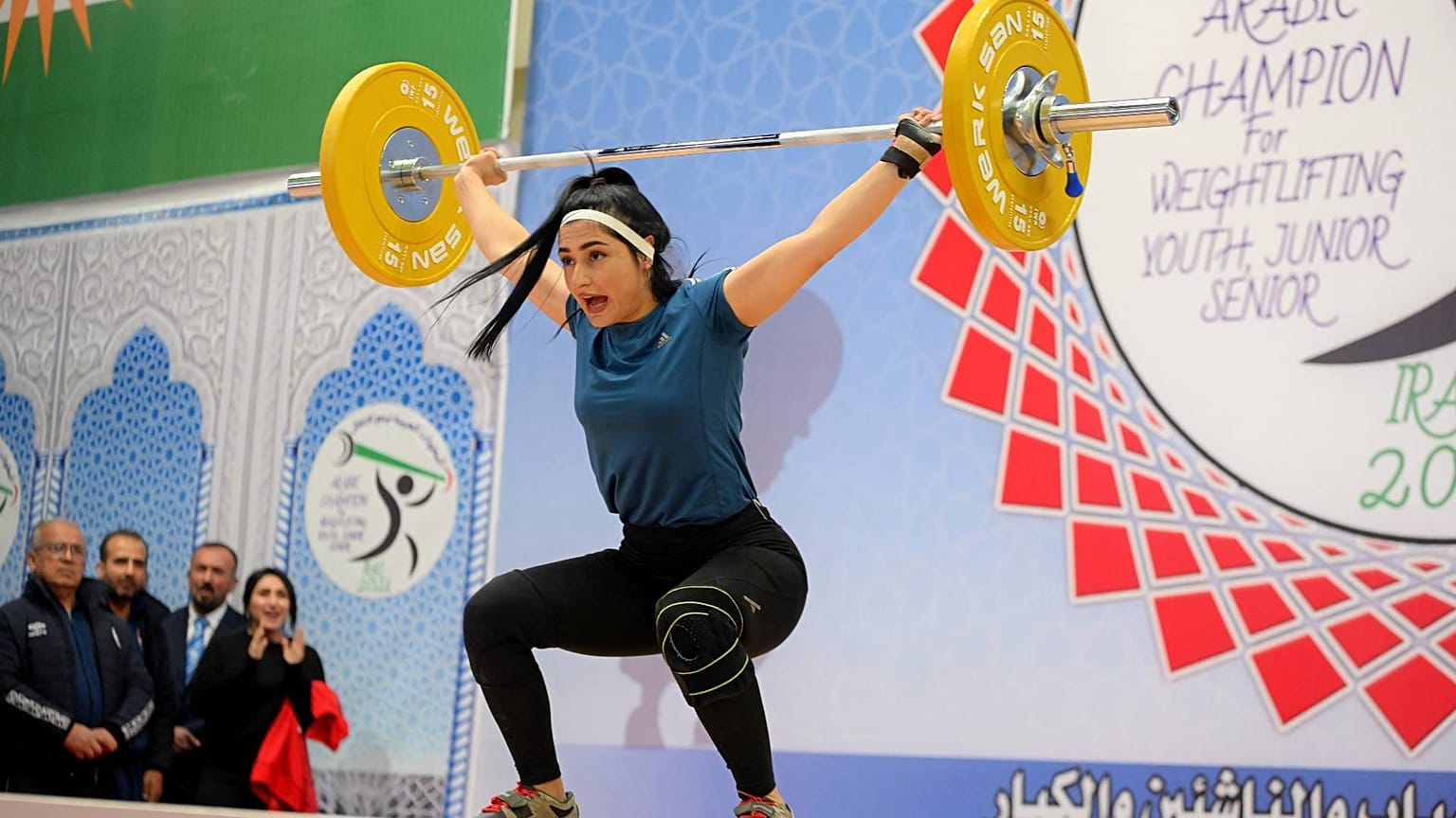 امرأة كردية عراقية خلال بطولة رفع الأثقال في أربيل عاصمة إقليم كردستان العراق، 28 كانون الأول / ديسمبر 2021